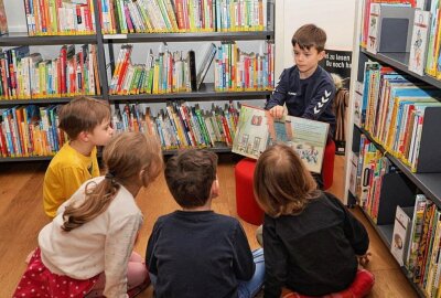 Tradition in Rochlitz: Junge Schüler lesen kleinen Kindern vor - Die Vorschüler hörten Levi gespannt zu, als er aus seinem Buch vorlas. Foto: Andrea Funke