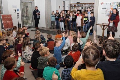 Tradition in Rochlitz: Junge Schüler lesen kleinen Kindern vor - Die Kinder, die vorlesen, stellen sich vor. Die "Kleinen" stellen Fragen. Foto: Andrea Funke