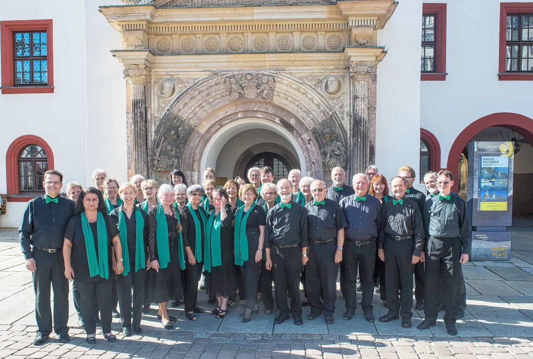 Traditionelle Weisen und neue Songs: Cantico Chor gibt Adventskonzerte - Der Cantico Chor vor dem Rathaus. Foto: Cantico Chemnitz