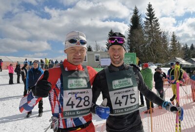 Traditioneller Langlaufwettbewerb mit über 600 Teilnehmern - Über die 26 Kilometer Klassisch hat am Sonntag Tomas Dohnal vom TSV Leuna (li.) gewonnen vor Conrad Götzel vom VSC Klingenthal. Foto: Ralf Wendland