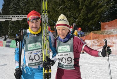 Traditioneller Langlaufwettbewerb mit über 600 Teilnehmern - Anja Jakob vom VSC Klingenthal (re.) ist Gesamtzweite über 26 Kilometer klassisch und der Klingenthaler Jörg Ungethüm (li.) ist 7. bei den Männern 41-50. Foto: Ralf Wendland