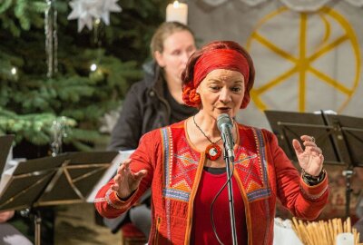 Traditionelles Konzert lockt 200 Besucher in die Mauersberger Kirche - Annett Illig singt seit mehr als 20 Jahren zwischen Weihnachten und Silvester in der Mauersberger Kirche. Dieses Jahr waren der Einladung etwa 200 Zuhörer gefolgt. Foto: Jan Görner