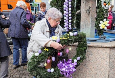 Traditionelles Osterfest in Lunzenau: Marktbrunnen zum 25. Mal geschmückt - Zum 25. Mal wurde der Marktbrunnen in Lunzenau mit einer Osterkrone geschmückt. Foto: Andrea Funke