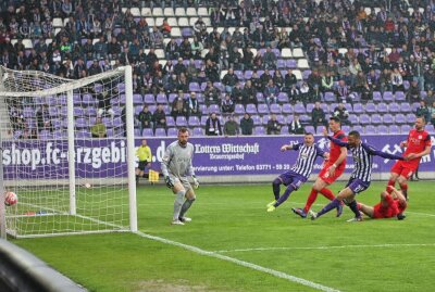 Traditionsduell zwischen FC Erzgebirge Aue und Hansa Rostock endet mit Remis - Hier erzielt Malcom Cacutalua das 1-0 für die Veilchen.  Foto: Alexander Gerber