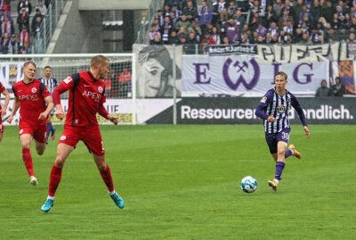 Traditionsduell zwischen FC Erzgebirge Aue und Hansa Rostock endet mit Remis - Sam Francis Schreck treibt den Ball nach vorne.  Foto: Alexander Gerber