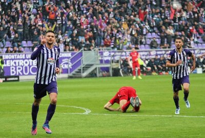 Traditionsduell zwischen FC Erzgebirge Aue und Hansa Rostock endet mit Remis - Dimitrij Nazarov erzielte kurz vor der Halbzeit das 2-1 für die Veilchen.  Foto: Alexander Gerber