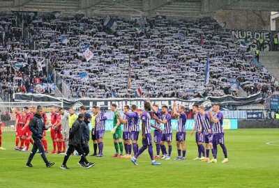 Traditionsduell zwischen FC Erzgebirge Aue und Hansa Rostock endet mit Remis - Beide Mannschaften vor dem Anstoß. Foto: Alexander Gerber