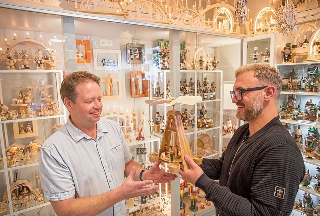 Traditionsgeschäft im Erzgebirge öffnet mit neuem Inhaber - Gunar Ulbricht und Hans Kaden (v.l.) haben das neue Erzgebirgshaus in Seiffen eröffnet. Foto: Jan Görner