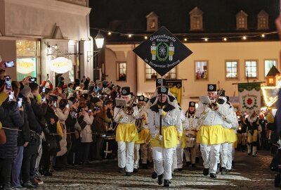 Traditionspflege: Schwarzenberger Bergparade im Lichterglanz - Bergparade in Schwarzenberg begeistert am Samstag. Foto: Carsten Wagner