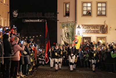 Traditionspflege: Schwarzenberger Bergparade im Lichterglanz - Bergparade in Schwarzenberg begeistert am Samstag. Foto: Carsten Wagner