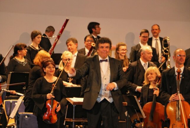 Chefdirigent Dorian Keilhack mit seinen Musikern. Foto: Simone Zeh