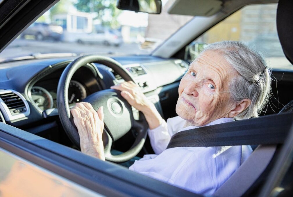 Tragische Unfälle: Ist eine Altersgrenze für Autofahrer sinnvoll? - Autofahren ist gerade für ältere Menschen in ländlichen Regionen sehr wichtig. Symbolbild: Andrey Bandurenko/Adobe Stock