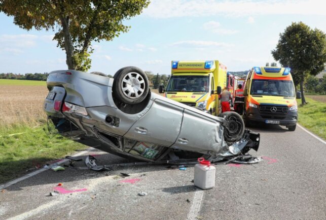 Tragischer Unfall auf der S177: Fahrzeuginsassen schwer verletzt - Schwere Verkehrsunfall auf der S177. Zwei Personen wurden verletzt. Foto: Roland Halkasch