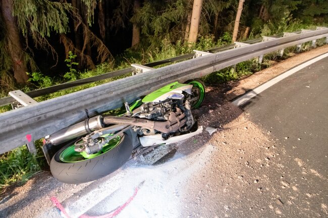 Tragischer Unfall: Junger Biker verstirbt noch am Unfallort - Für den Biker kam am Dienstagabend leider jede Hilfe zu spät.