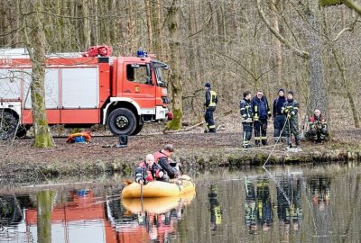 Tragisches Ende der Vermisstensuche: 52-Jährige tot aufgefunden! - Am Mittwochnachmittag suchte die Feuerwehr in Chemnitz im Zeisigwald in einem Teich nahe der Zeisigwaldschänke nach einer vermissten Frau. Foto: Harry Härtel