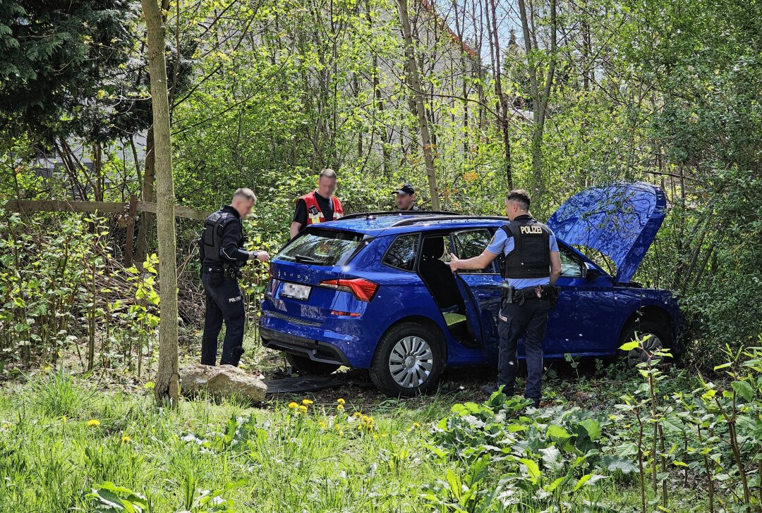 Tragisches Unglück: Senior erfasst Ehefrau beim Rangieren auf dem eigenen Grundstück - Mann erfasst Ehefrau mit Auto. Foto: Mike Müller