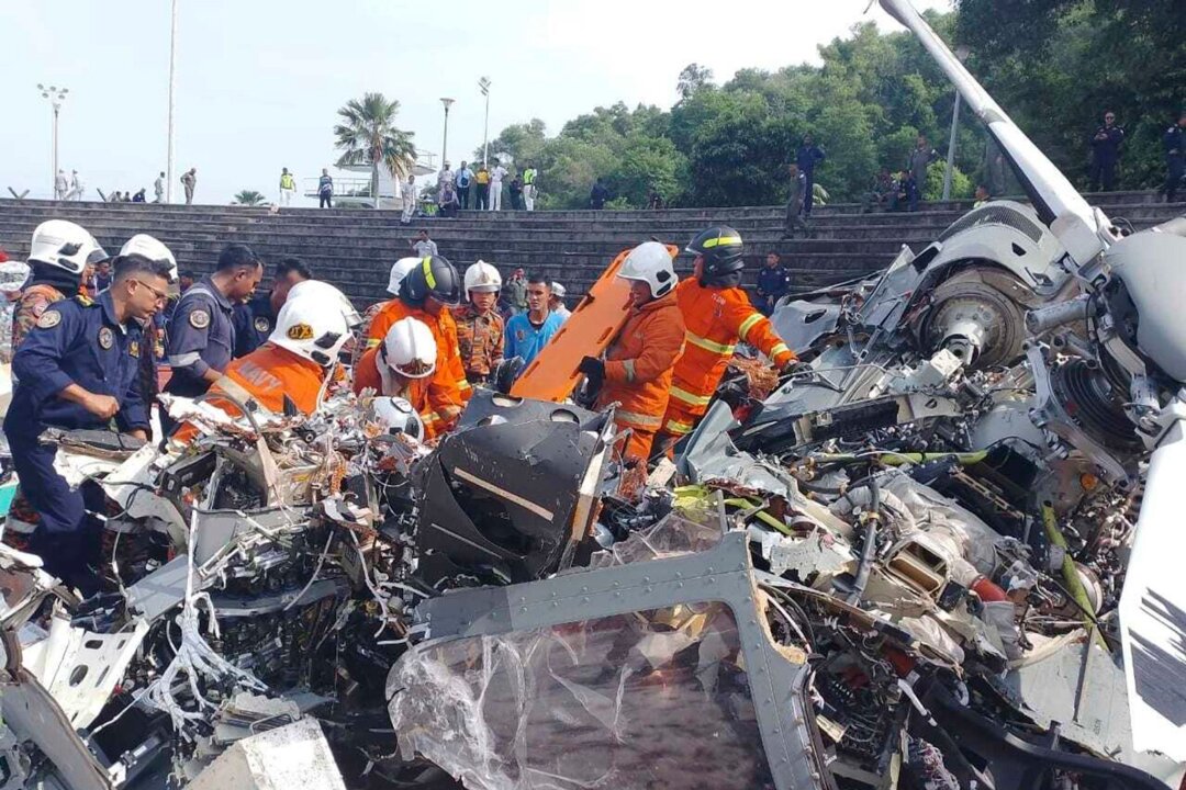 Tragödie bei Probeflug: Zehn Opfer nach Hubschrauber-Crash - Rettungsdienst und Feuerwehr inspizieren die Absturzstelle.
