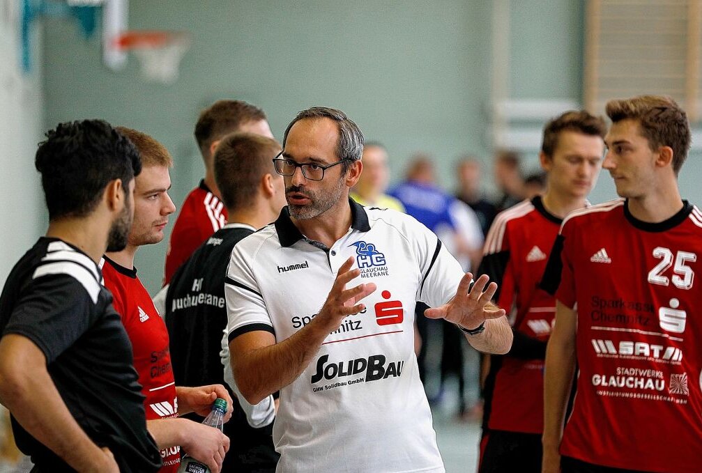 HC-Trainer Mario Schuldes im Gespräch mit seinen Spielern. Foto: Markus Pfeifer