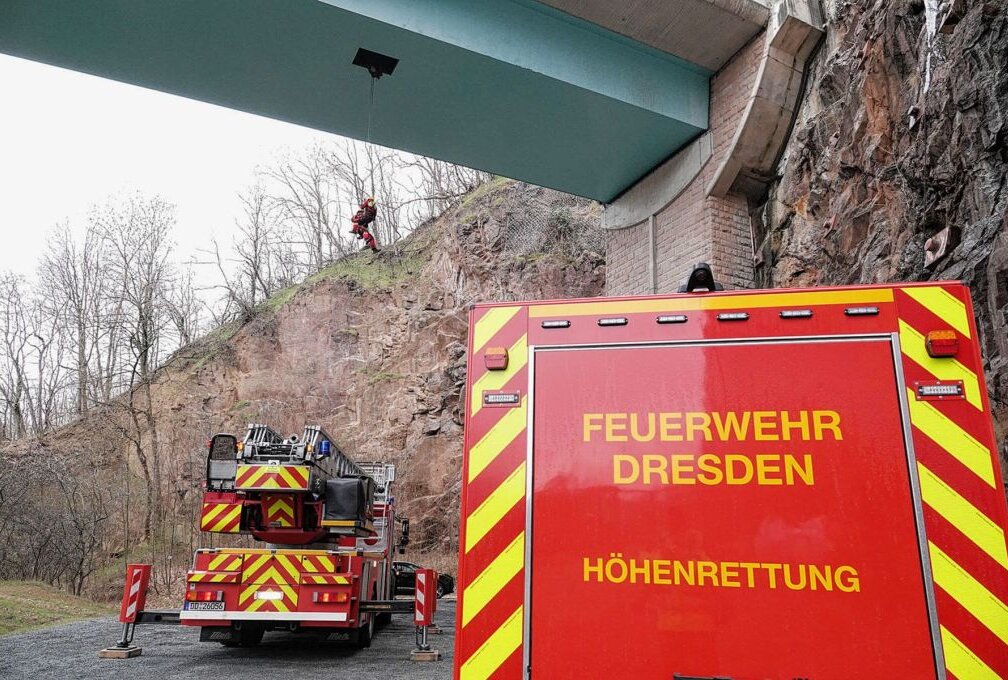 Training der Höhenretter: Autobahnbrücke dient der Übung - Heute Vormittag trainierte die Höhenrettung der Dresdner Feuerwehr an der Autobahnbrücke im Plauenschen Grund. Foto: Roland Halkasch