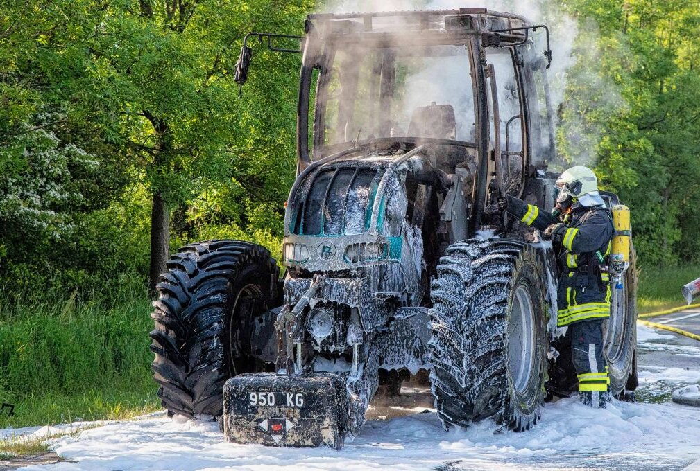 Traktor in Vollbrand: Bundesstraße voll gesperrt - Auf der B178 ging am Montagmorgen ein Traktor in Flammen auf. Foto: xcitepress/Thomas Baier