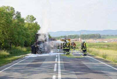 Traktor in Vollbrand: Bundesstraße voll gesperrt - Auf der B178 ging am Montagmorgen ein Traktor in Flammen auf. Foto: xcitepress/Thomas Baier