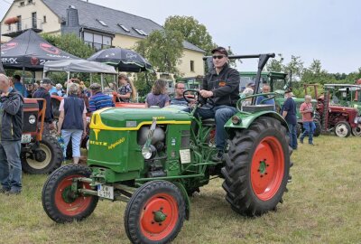 Traktoren und Militärfahrzeug beim Treffen in Giegengrün - In Giegengrün hat das 20. Traktortreffen und 5. Militärfahrzeugtreffen stattgefunden. Foto: Ralf Wendland