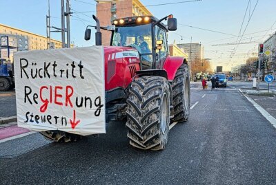 Traktorenkorso auf der Brückenstraße: Bauern protestieren gegen Bundespolitik - Bauern protestieren in Chemnitz. Foto: Harry Härtel / haertelpress