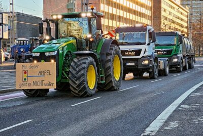 Traktorenkorso auf der Brückenstraße: Bauern protestieren gegen Bundespolitik - Bauern protestieren in Chemnitz. Foto: Harry Härtel / haertelpress