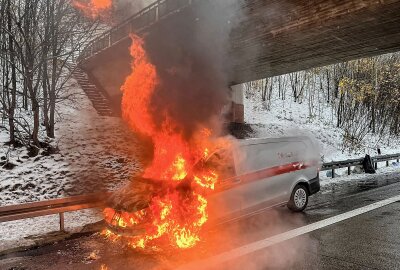 Transporter brennt auf der A4: Fahrer räumt Gasflaschen geistengegenwärtig aus Fahrzeug - Am Montagmorgen brannte ein Transporter auf der A4. Foto: Andreas Kretschel