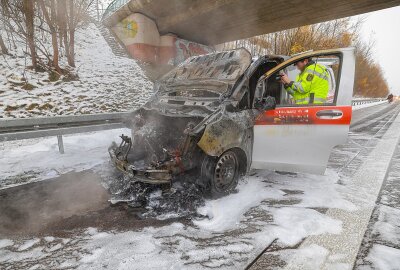 Transporter brennt auf der A4: Fahrer räumt Gasflaschen geistengegenwärtig aus Fahrzeug - Am Montagmorgen brannte ein Transporter auf der A4. Foto: Andreas Kretschel