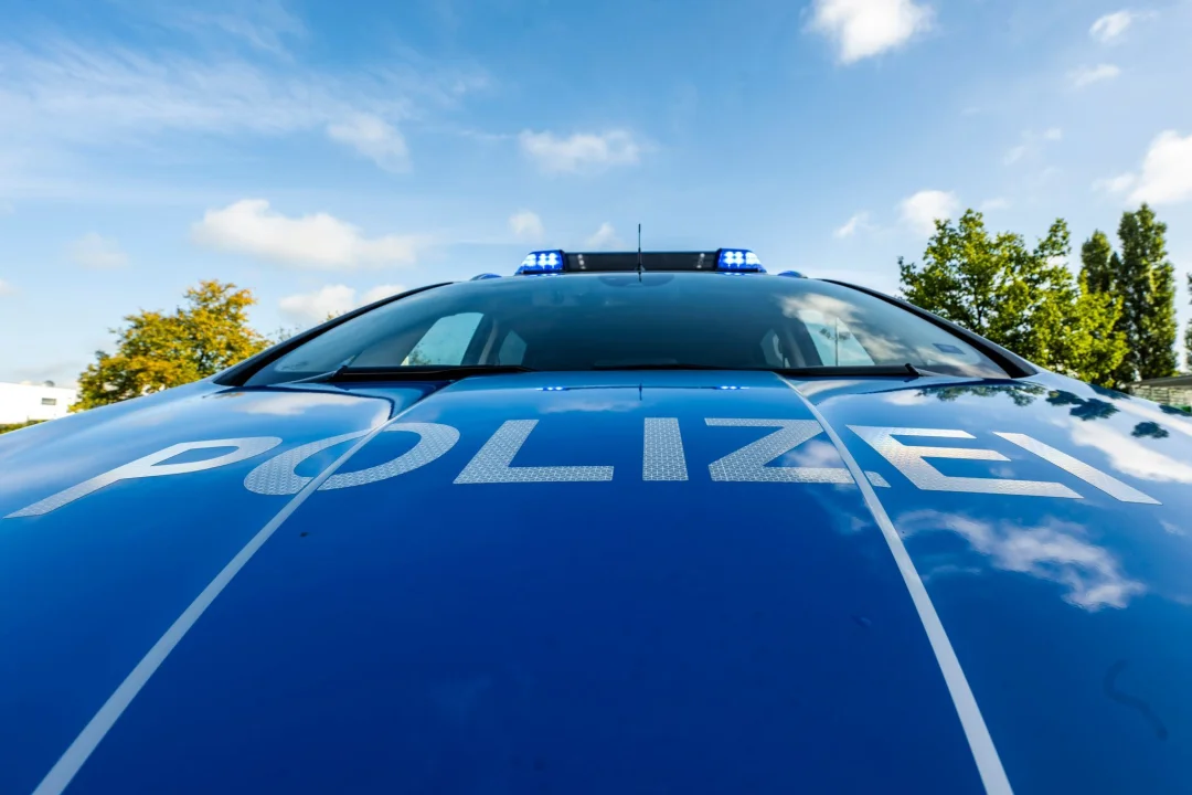 Transporter fährt auf Stauende auf: Drei Verletzte - Auf der Motorhaube eines Streifenwagens steht der Schriftzug "Polizei".