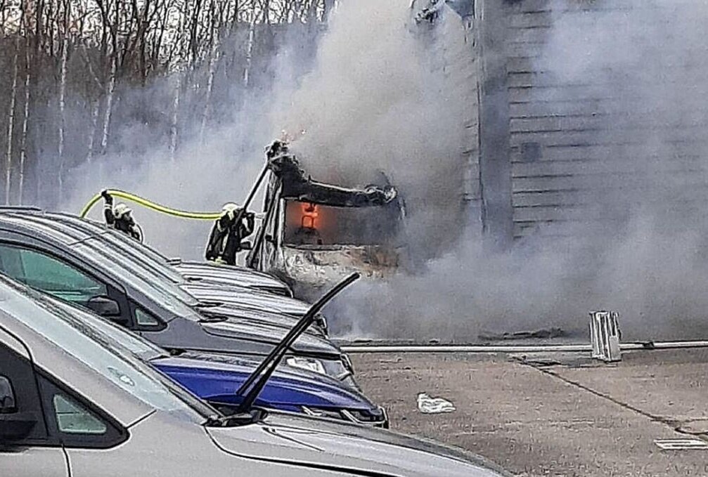 Transporter in Brand geraten: Gesamtsachschaden von 150.000 Euro - Ein VW-Transporter geriet in Brand und brannte vollständig aus. Foto: Polizeidirektion Zwickau