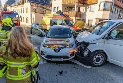 Transporter kracht in Elektroauto: Schwerer Verkehrsunfall in Rodewisch mit zwei Verletzten - Autounfall in Rodewisch. Foto: B&S David Rötzschke