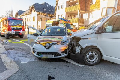 Transporter kracht in Elektroauto: Schwerer Verkehrsunfall in Rodewisch mit zwei Verletzten - Autounfall in Rodewisch. Foto: B&S David Rötzschke