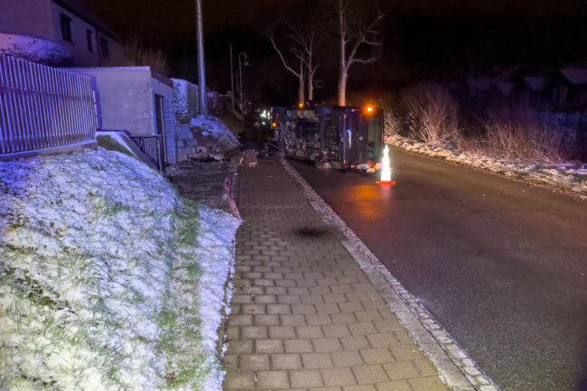 Schwerer Autounfall in Bernsbach am späten Montagabend.