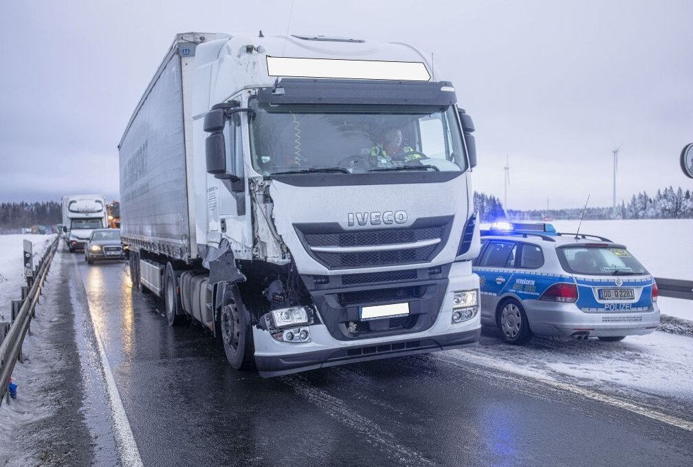 Transporter nach Windböe ins Schleudern geraten - Der LKW wurde beschädigt. Foto: Bernd März