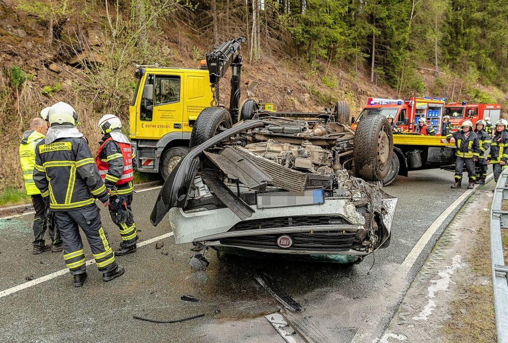 Transporter überschlägt sich: Fahrer kam verletzt ins Krankenhaus - Am Mittwoch kam es in Auerbach zu einem Unfall. Foto: David Rötzschke