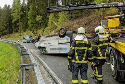 Transporter überschlägt sich: Fahrer kam verletzt ins Krankenhaus - Am Mittwoch kam es in Auerbach zu einem Unfall. Foto: David Rötzschke