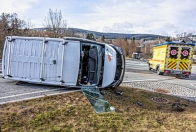 Transporter und PKW kollidieren frontal: Feuerwehr muss Fahrer befreien - Rettungskräfte waren im Einsatz. Foto: Bernd März