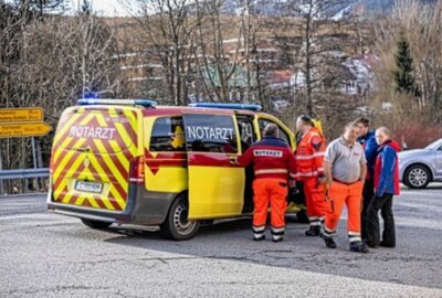 Transporter und PKW kollidieren frontal: Feuerwehr muss Fahrer befreien - Rettungskräfte waren im Einsatz. Foto: Bernd März