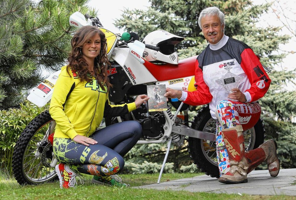 Tochter Lisa und Vater Jens Grüner sind beide MotoGP-Fans durch und durch. Doch während Lisa Rossi-Fan ist, drückt ihr Vater Wildcard- und KTM-Testfahrer Dani Pedrosa die Daumen. Foto: Thomas Fritzsch/PhotoERZ