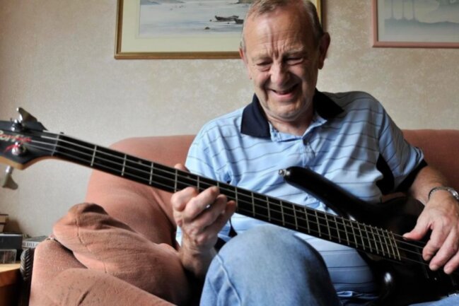 Trauer um Ex-Beatles-Bassist: Chas Newby ist tot - Der ehemalige Beatles-Bassist Chas Newby ist gestorben. Er wurde 81 Jahre alt.