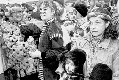 Trauer um Grande Dame des Eiskunstlaufs: Jutta Müller ist tot - Fasching 1987: Katarina Witt (links) feiert Fastnacht im Eisstadion Karl-Marx-Stadt mit Tainerin Jutta Müller. Foto: Harry Härtel/Archiv