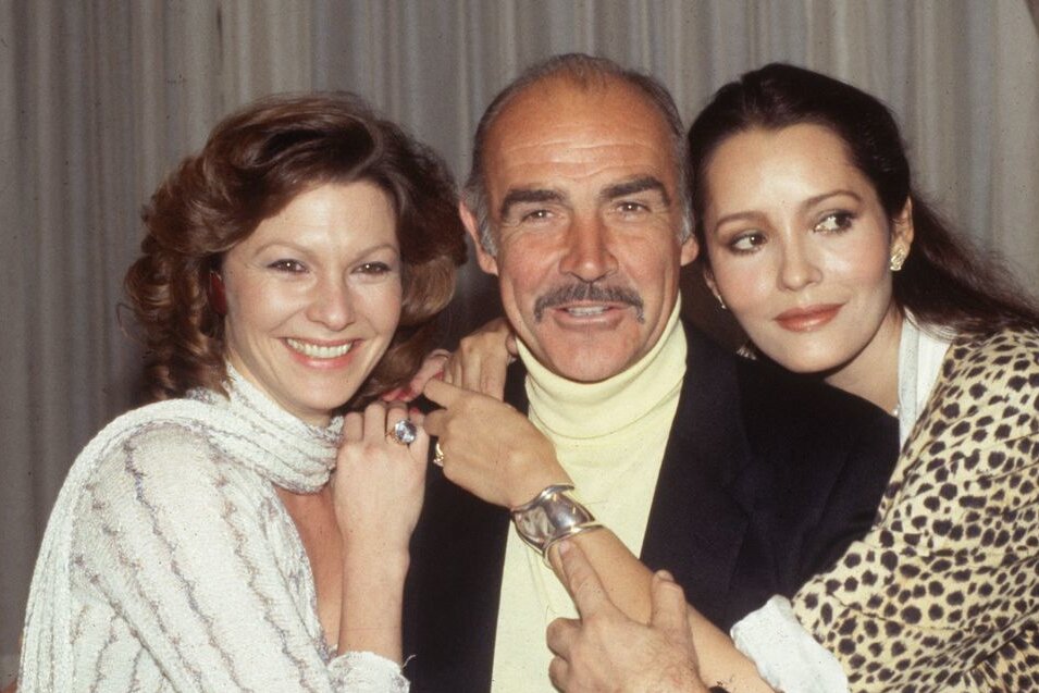 Trauer um "James Bond"-Star Pamela Salem - Die Schauspielerin Pamela Salem (links, mit Sean Connery und Barbara Carrera) ist tot. Sie wurde als Miss Moneypenny im inoffiziellen James-Bond-Film "Sag niemals nie" bekannt.