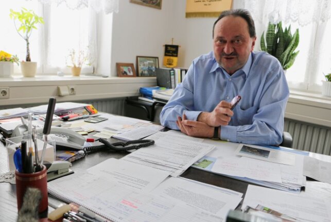 Trauer um langjährigen Bürgermeister aus dem Vogtland - Jonny Ansorge in seinem Büro. Foto: Simone Zeh