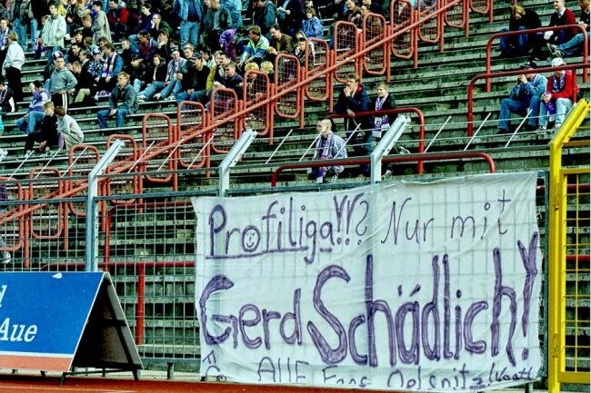 Im Sachsenpokal-Halbfinale gegegn den FC Sachsen Leipzig am 13.3.1999 bekundeten die Auer Fans ihre Treue zu Gerd Schädlich. Foto: Frank Kruczynski/Archiv
