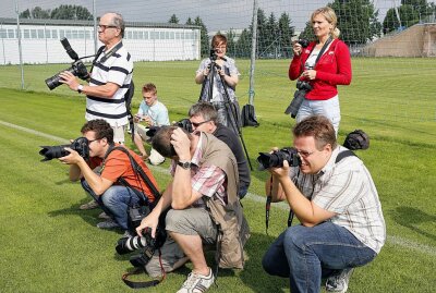 Trauer um Sportfotograf Karl Wagner - Karl Wagner 2012 (links hinten) mit Fotografen-Kollegen bei der Arbeit, Foto: Harry Härtel
