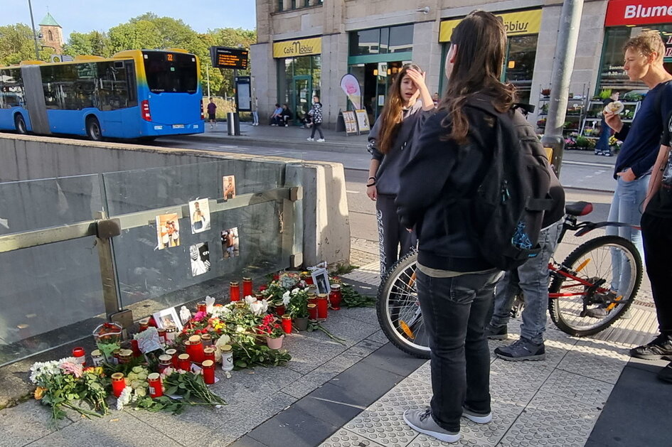 Trauer und Gedenken nach tödlichem Unfall mit Müllauto im Chemnitzer Zentrum - Am Tag nach dem tödlichen Unfall eines 20 jährigen legen viele junge Chemnitzer Blumen nieder und zünden Kerzen an.  Foto: Harry Härtel