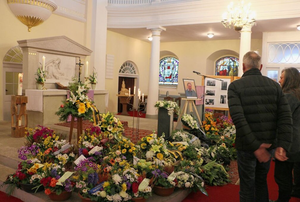 Trauerfeier für Politiker und Familienmensch Jonny Ansorge - Blumen über Blumen lagen in der Pausaer Kirche. Foto: Simone Zeh