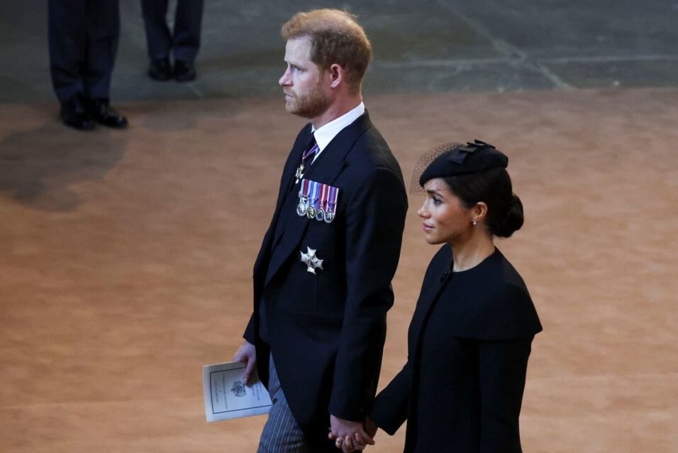 Trauerzug durch London: Herzogin Meghan trug Queen-Geschenk - Herzogin Meghan - an der Hand ihres Mannes Prinz Harry - war beim Trauerzug ganz in Schwarz gekleidet. Ihre Perlenohrringe waren einst ein Geschenk der verstorbenen Queen.